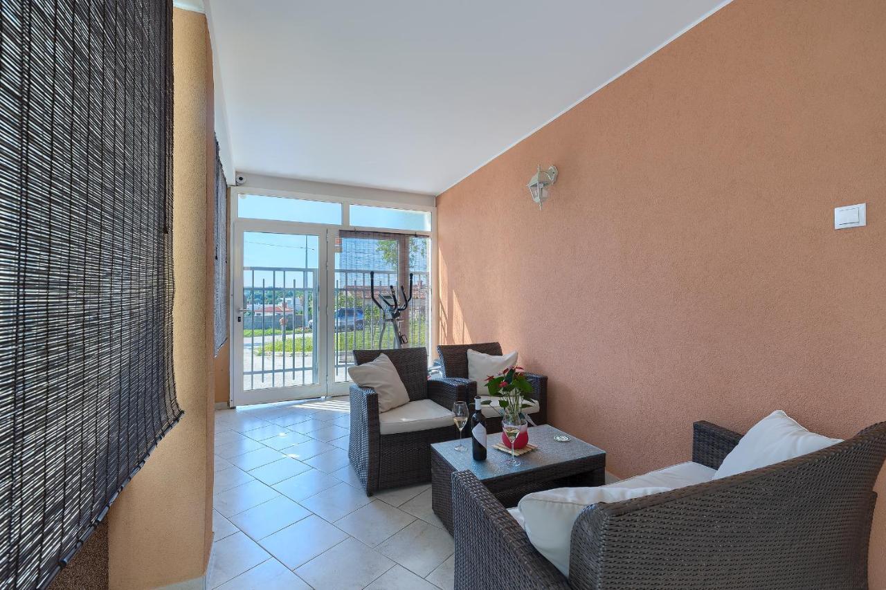 Studio Apartman Luka Pomer Bagian luar foto