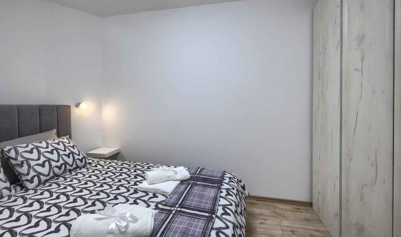 Studio Apartman Luka Pomer Bagian luar foto