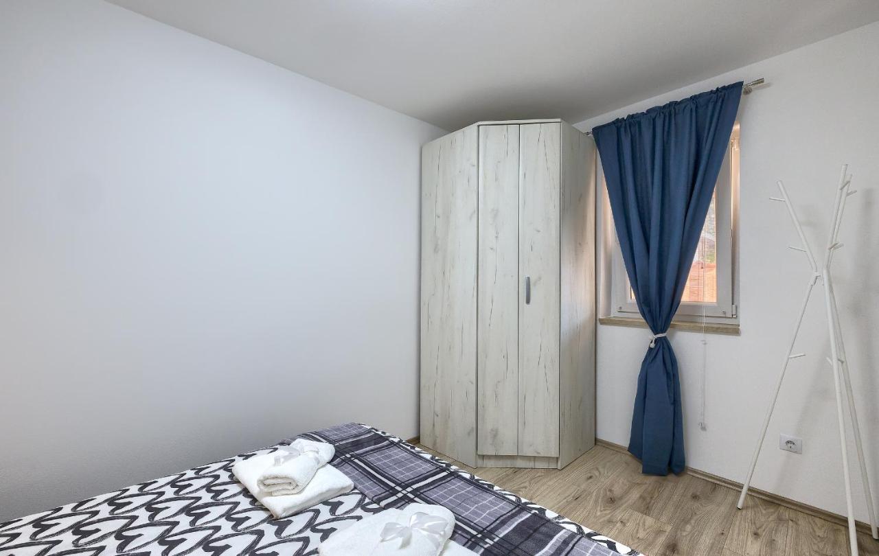 Studio Apartman Luka Pomer Bagian luar foto