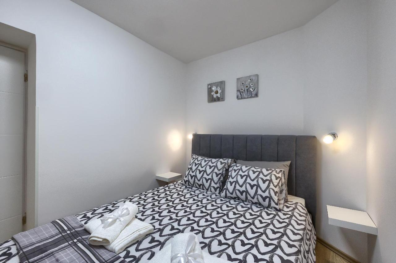 Studio Apartman Luka Pomer Bagian luar foto