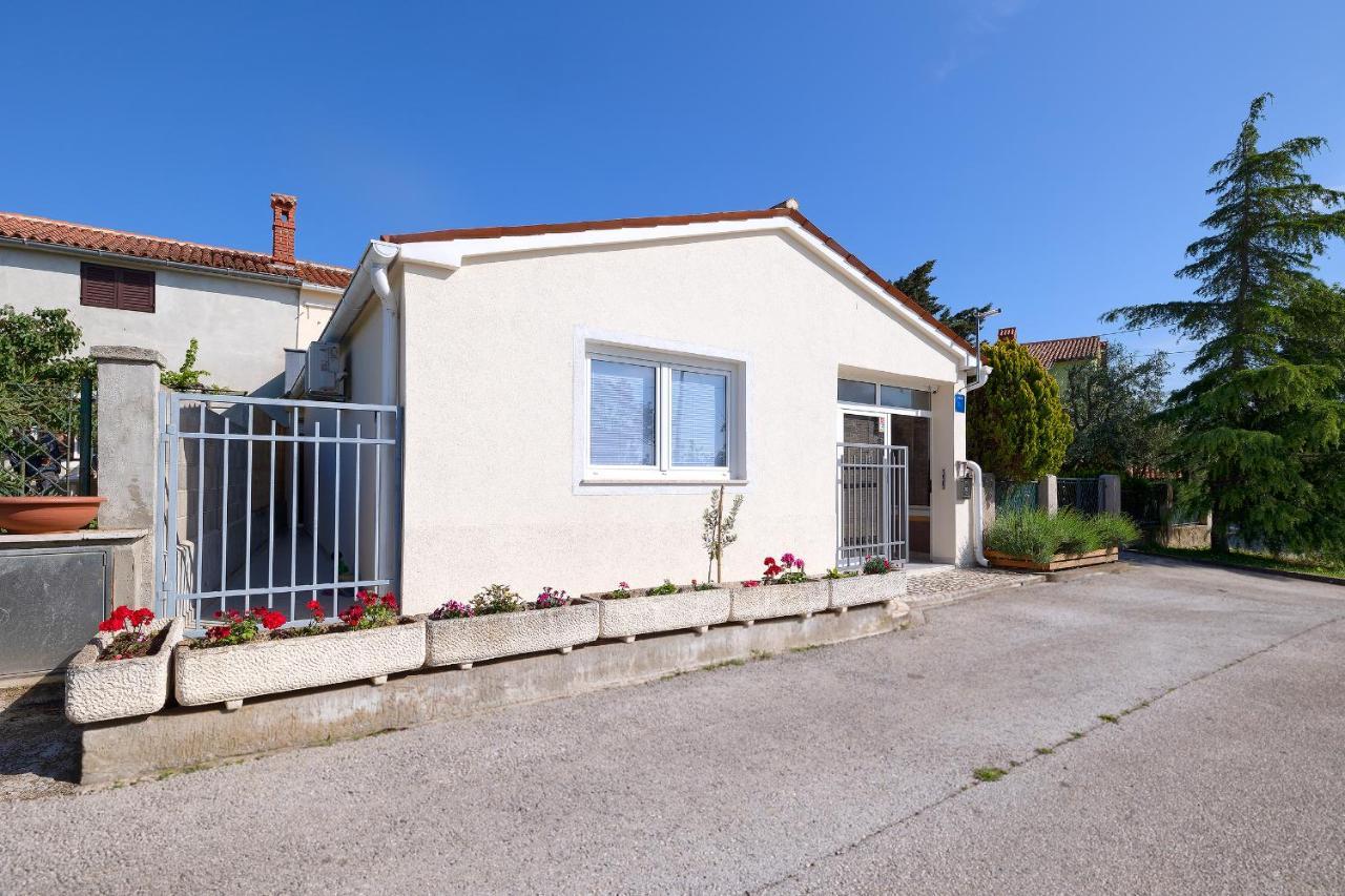 Studio Apartman Luka Pomer Bagian luar foto