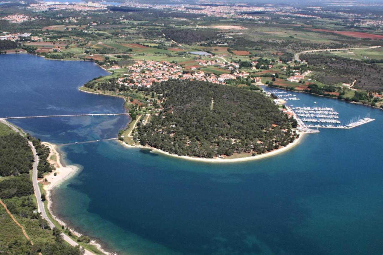 Studio Apartman Luka Pomer Bagian luar foto