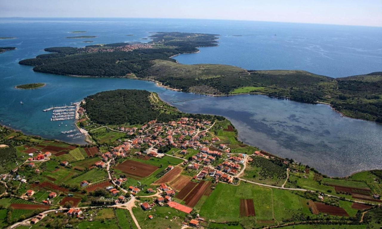 Studio Apartman Luka Pomer Bagian luar foto